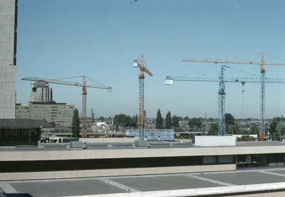803016 Gezicht op de bouwkranen voor het in aanbouw zijnde Gildenkwartier van het kantoor- en winkelcentrum Hoog ...